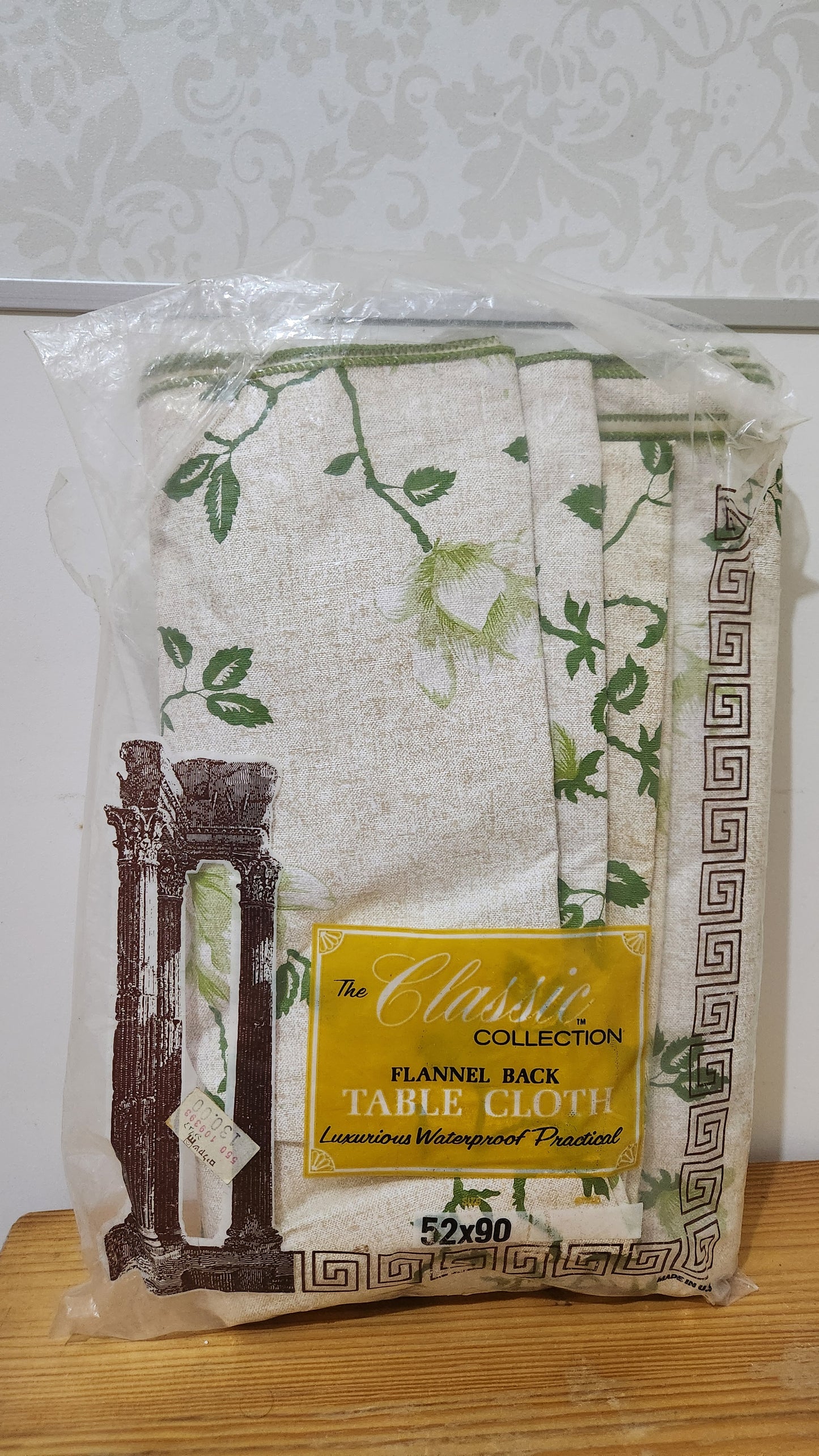'Classic Collection' flannel-back tablecloth with green floral and vine pattern