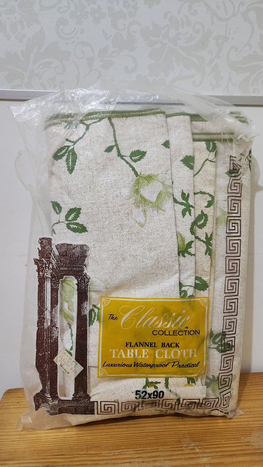 'Classic Collection' flannel-back tablecloth with green floral and vine pattern