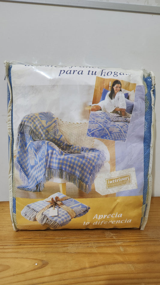 vintage Intérieurs living room cozy crochet blanket