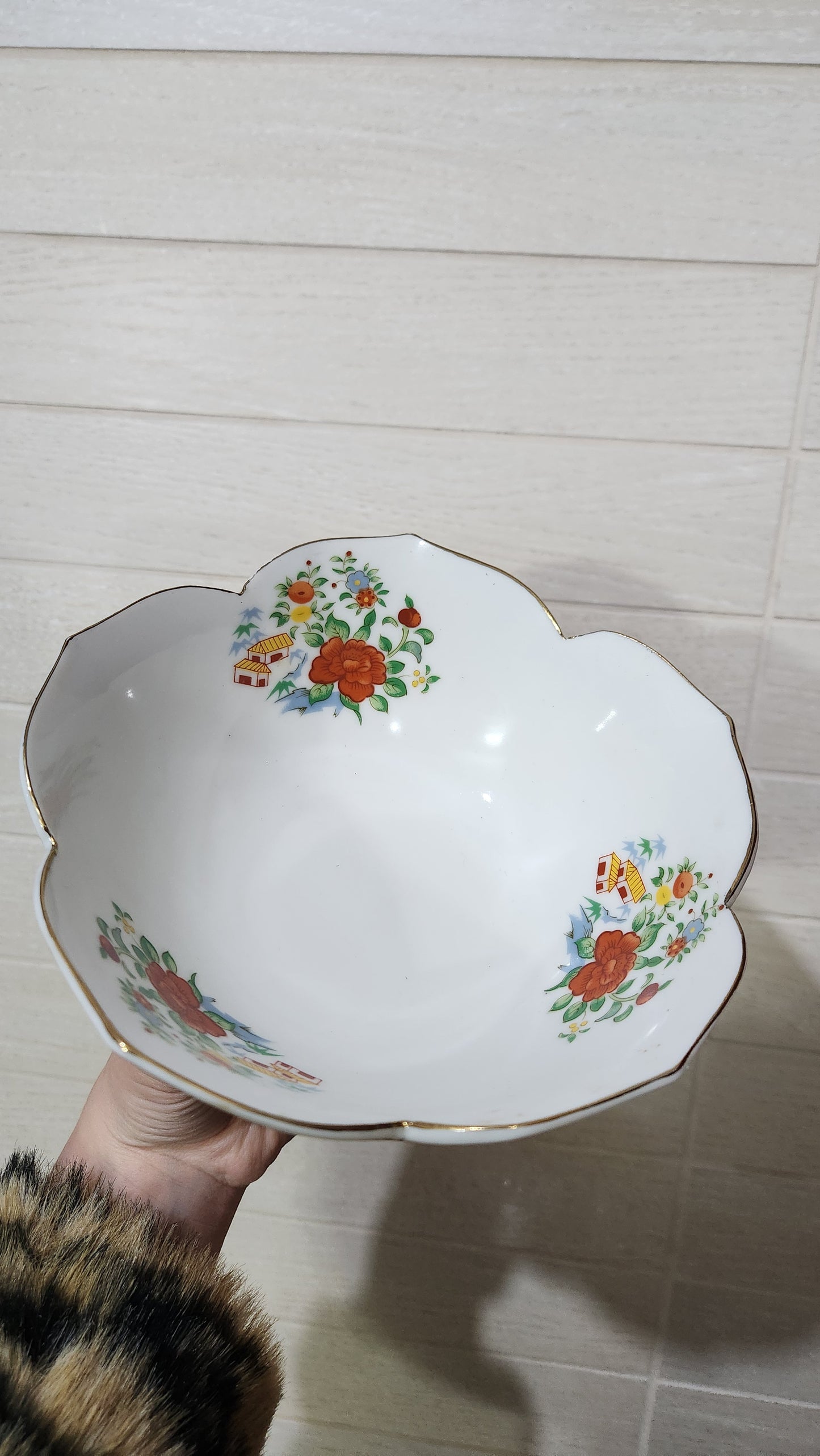 Miyako Handcrafted Porcelain Imari Ware 7-inch Lotus Bowl